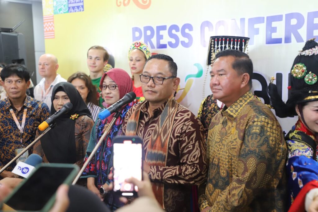 Kirab Budaya EBIFF 2025 Tampilkan Harmoni Internasional di Kalimantan Timur