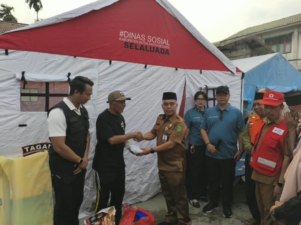 Pemkab Kukar Serahkan Bantuan untuk Korban Kebakaran Danau Aji Tenggarong